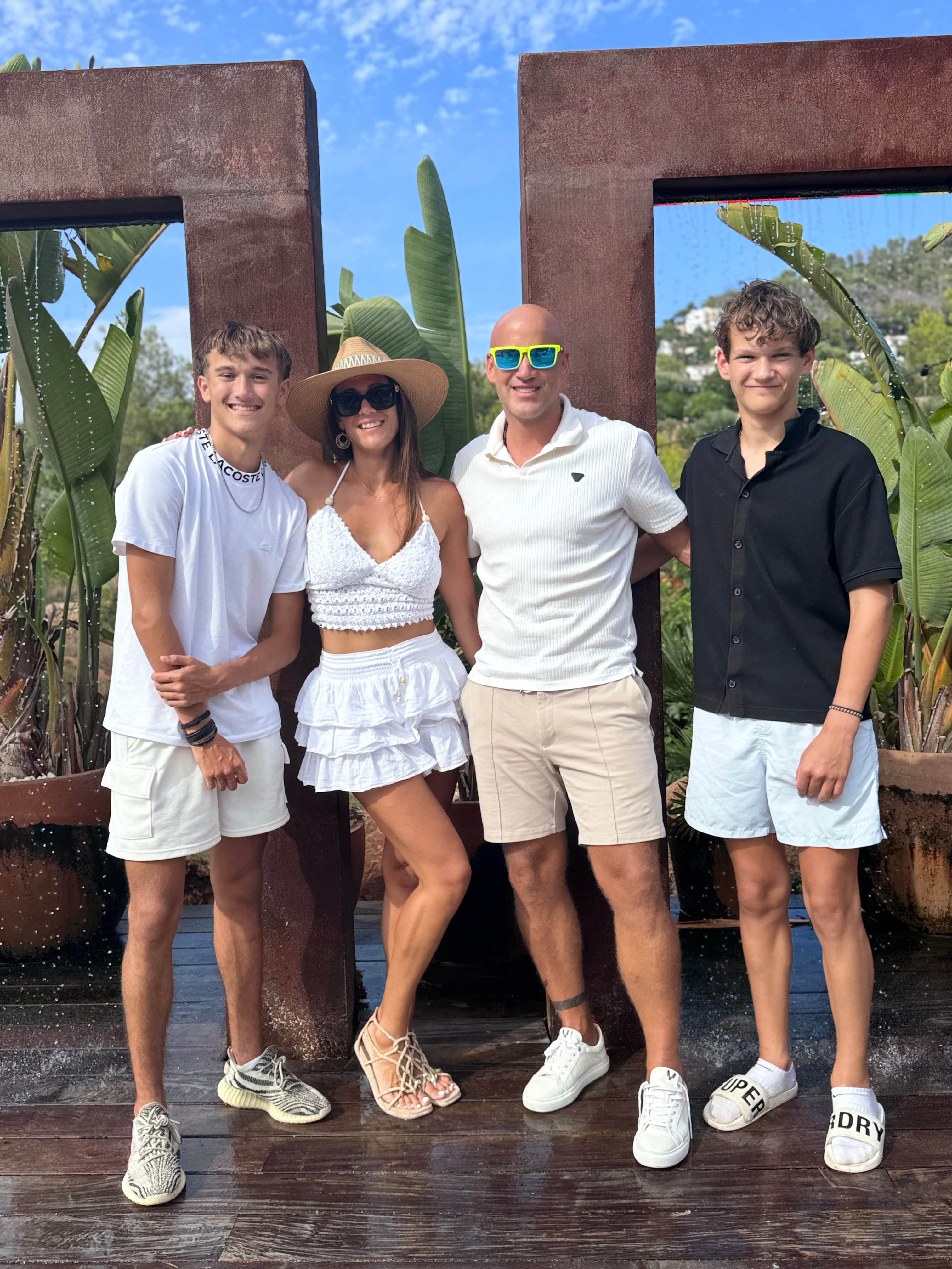 De Vissers in Javea, in het wit gekleed tussen tropische planten